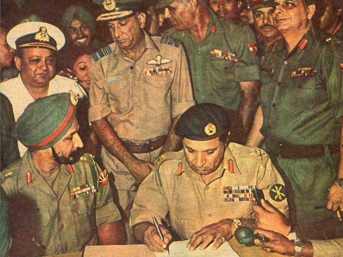 Pakistani general surrendering 