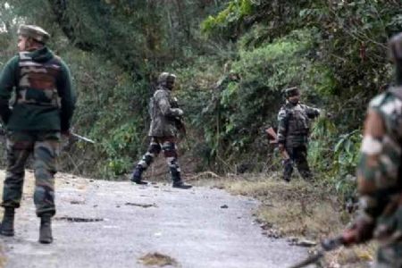 लातेहार से गिरफ्तार हुआ 5 लाख का इनामी माओवादी कमांडर वहीं छत्तीसगढ़ में भी 5 लाख की इनामी महिला माओवादी कमांडर का सरेंडर