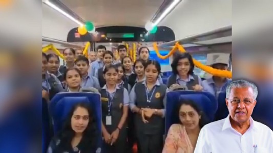 छात्रों के देशभक्ति गीत से क्यों तिलमिला उठे पिनाराई विजयन?