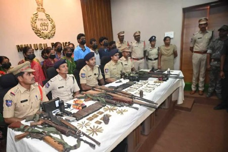 मुलुगु में पुलिस की बड़ी कार्रवाई, 20 माओवादी गिरफ्तार; हथियार और नगदी बरामद