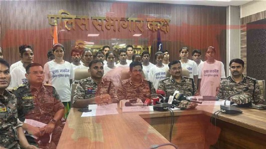 बिग ब्रेकिंग : सुकमा में नक्सलियों को करारा झटका, 1.18 करोड़ के इनामी माओवादियों ने किया आत्मसमर्पण