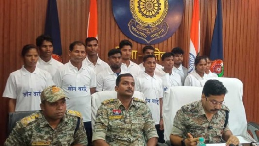 दंतेवाड़ा में 12 नक्सलियों ने किया आत्मसमर्पण, नकली विचारधारा से टूट चुका है भरोसा