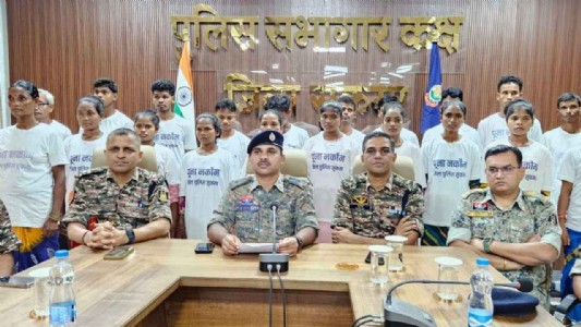 सुकमा में नक्सलियों का बड़ा आत्मसमर्पण: 33 लाख के इनामी समेत 20 ने किया सरेंडर
