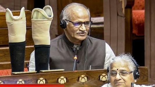 राज्यसभा की मेज पर सांसद ने रखे कृत्रिम पैर और उजागर हुआ वामपंथी हिंसा का सच