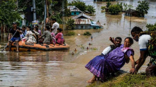 असम बाढ़ : आपदा में मानवता की मिसाल